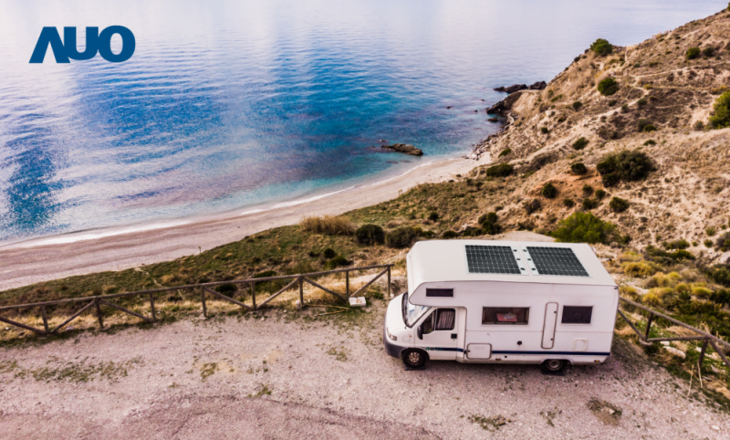 「可撓輕量化太陽光電板SunCurva」使用輕量特殊耐候型複合板取代傳統太陽能板的玻璃前板，不僅降低70%重量，每米平方僅3Kg；具有抗衝擊性能及通過電磁相容性測試，可應用於交通運輸工具，如露營車、遊艇等